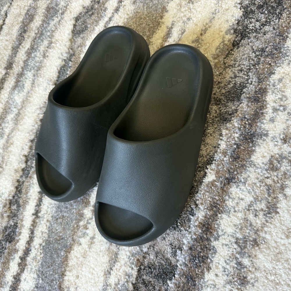 ONYX Yeezy slides
